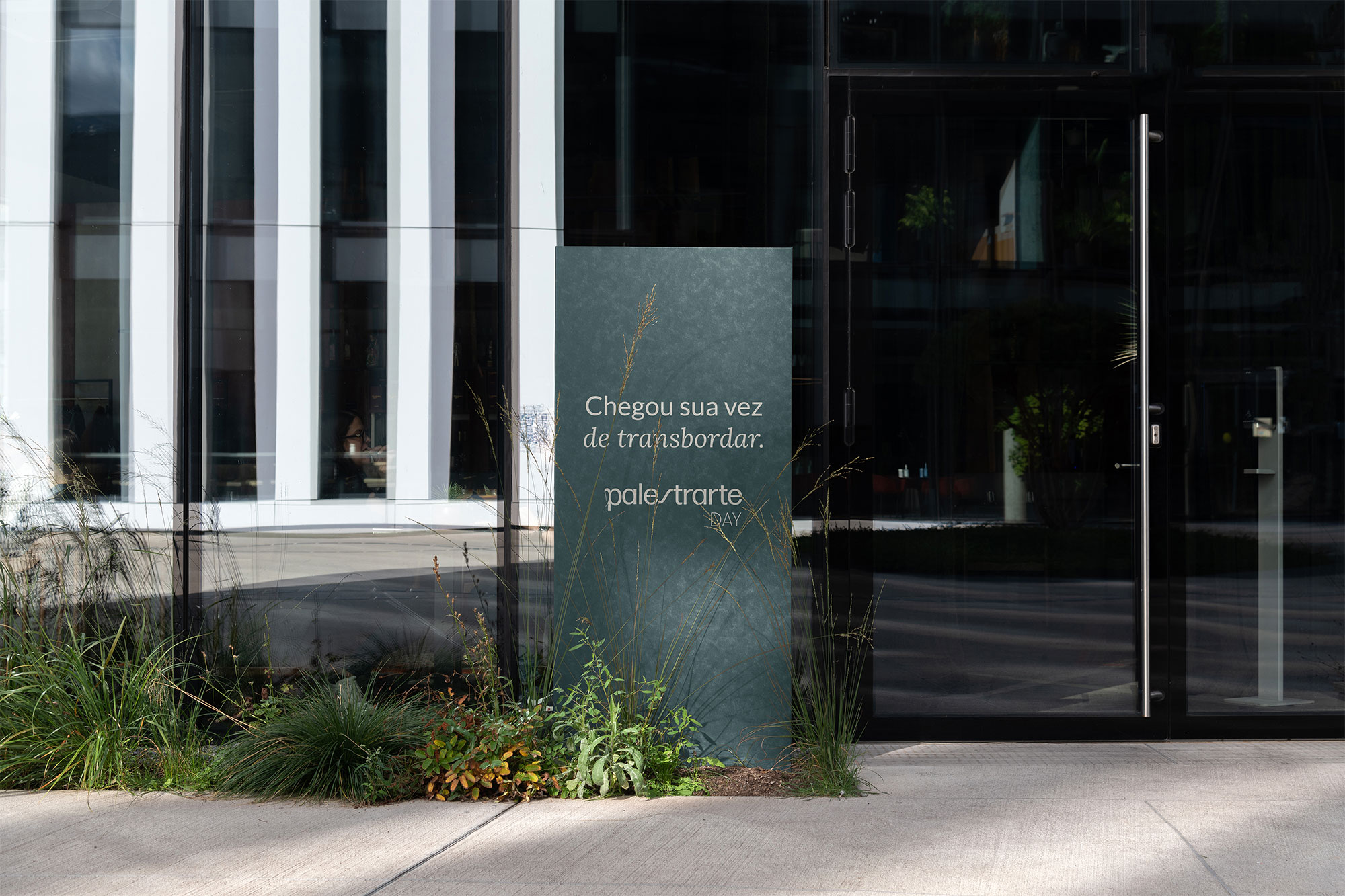 Totem da Palestrarte na entrada de um evento corporativo